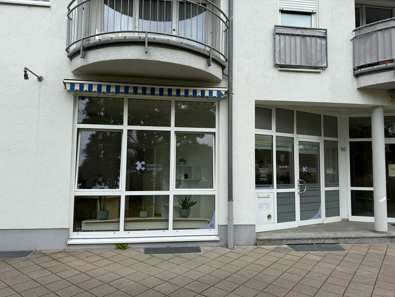 Bürogebäude der STARTIME Services Niederlassung in Ettlingen mit großen Glasfronten.