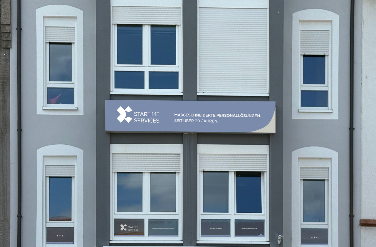 Außenansicht der STARTIME Services Zentrale in Grünstadt, modernes Bürogebäude mit Unternehmensschild.