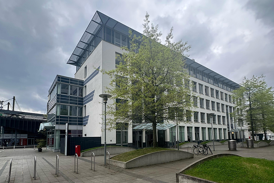 Großes Bürogebäude der Industrieservice Europa Zentrale in Düsseldorf, moderne Glas- und Betonarchitektur.