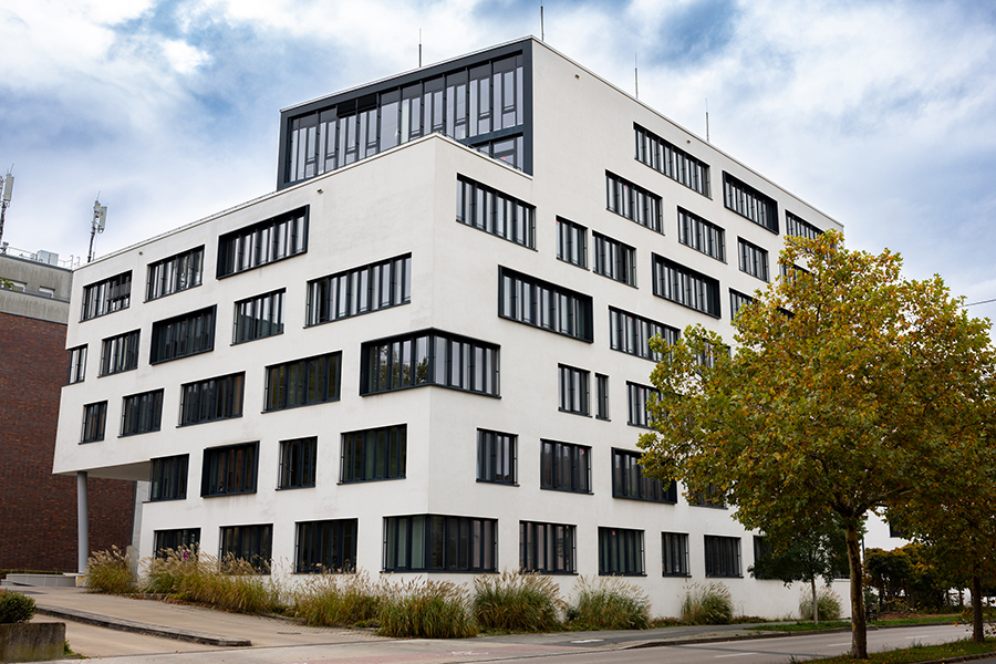 Bürogebäude der Industrieservice Europa GmbH Niederlassung in Nürnberg mit markanter weißer Fassade und schwarzen Fenstern.