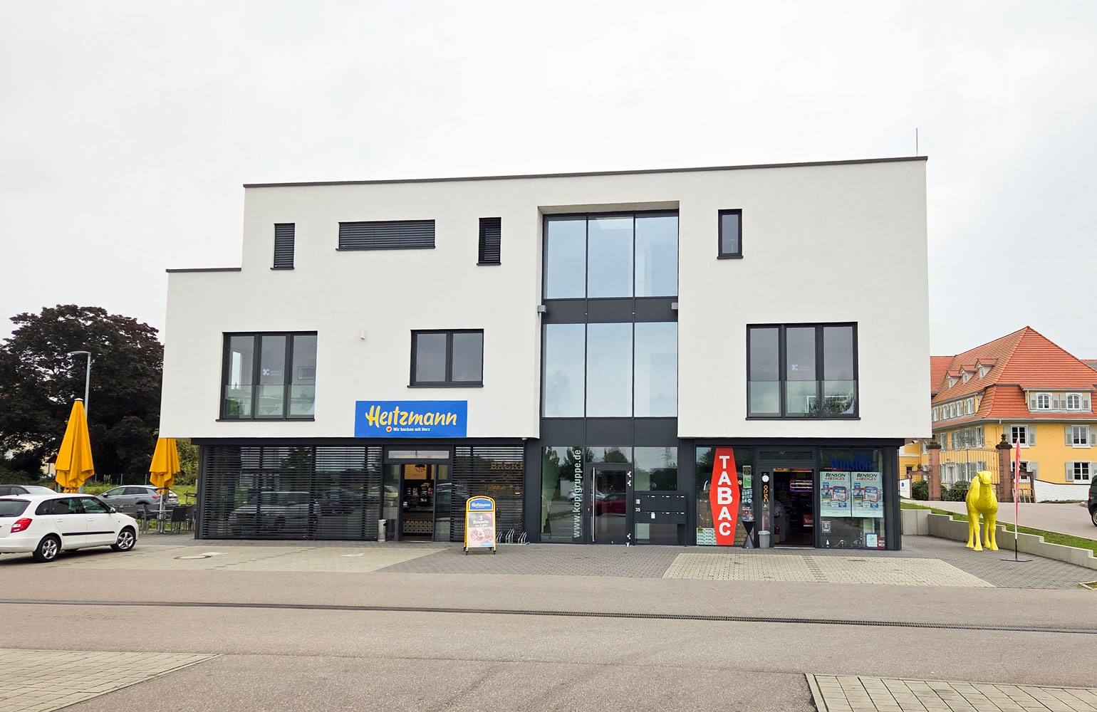 Außenansicht des Gebäudes der STARTIME Services Niederlassung in Lahr, modernes Büro mit klarer Architektur.