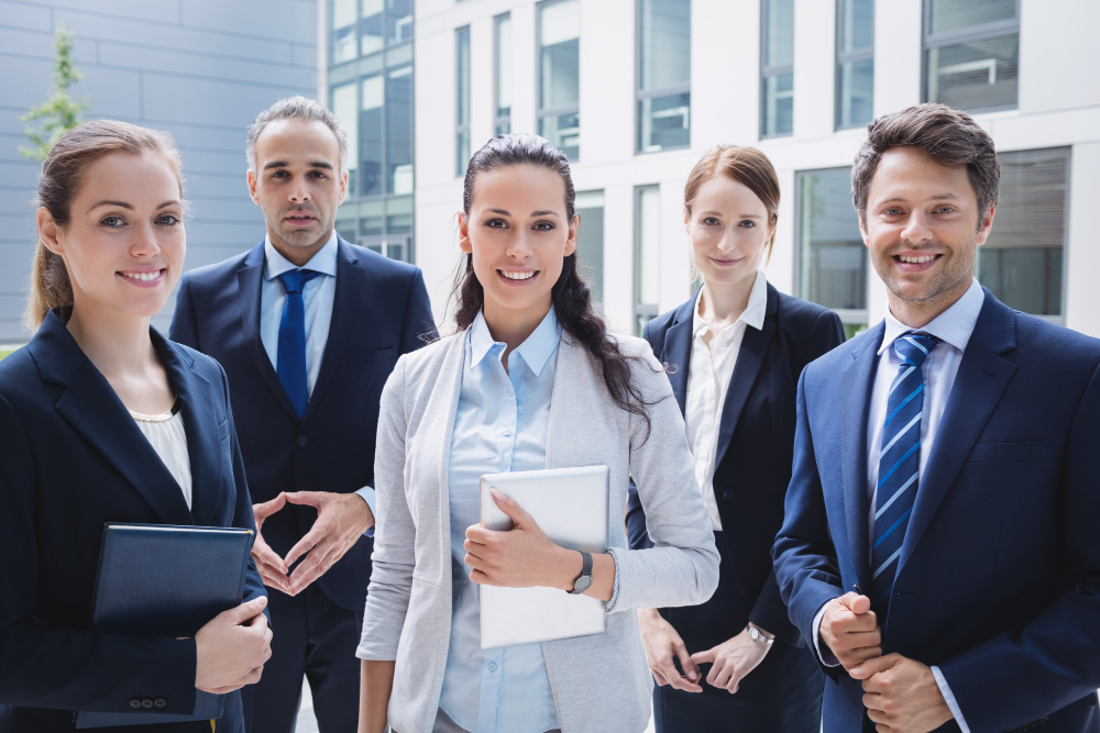 Business-Team mit Akten und Tablet symbolisiert die projektbasierten Werkvertragslösungen von Startime Services für Unternehmen