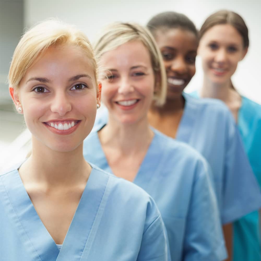 paedagogik-sozialwesen.jpg Pädagogische Fachkraft unterstützt Kinder im Bildungsbereich